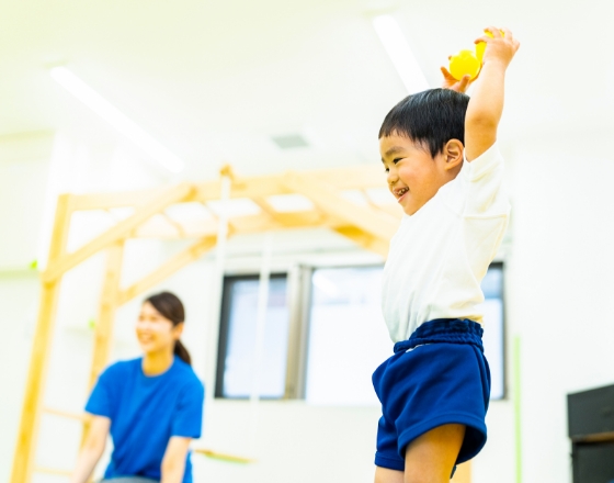 男の子がボールを持っている写真