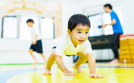 男の子が運動している写真