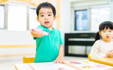 男の子と女の子の写真